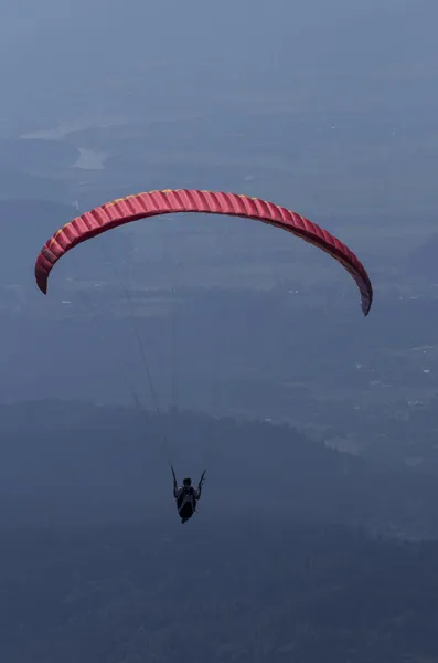 Parapente sobre el paisaje austríaco — Foto de Stock