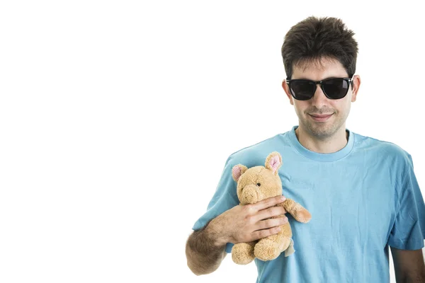 Joven sonriente con oso de peluche y gafas de sol — Foto de Stock