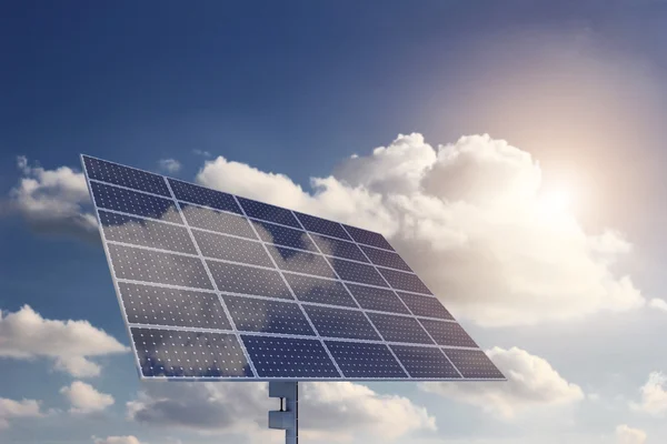 太陽電池パネルと太陽からのエネルギー — ストック写真