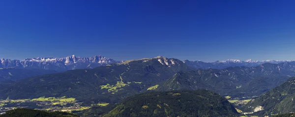 Panoramalandschaft der österreichischen Alpen bei Klagenfurt (Kärnten) — Stockfoto