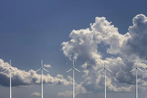 Turbinas eólicas com céu e nuvens no fundo — Fotografia de Stock