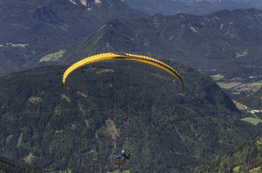 Yamaçparaşütü Avusturya Alplerinde yukarıda
