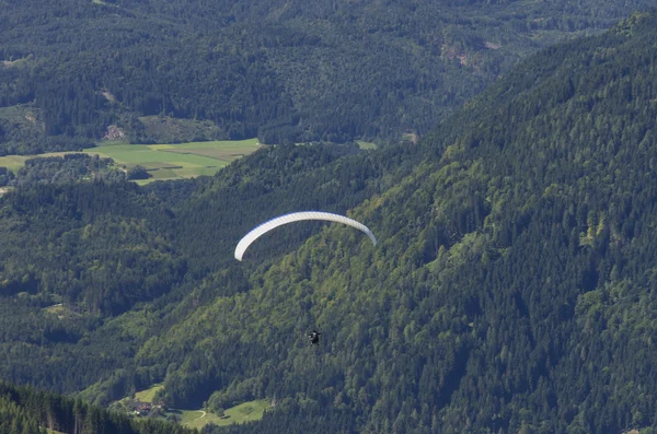 Paraglider över österrikiska Alperna — Stockfoto