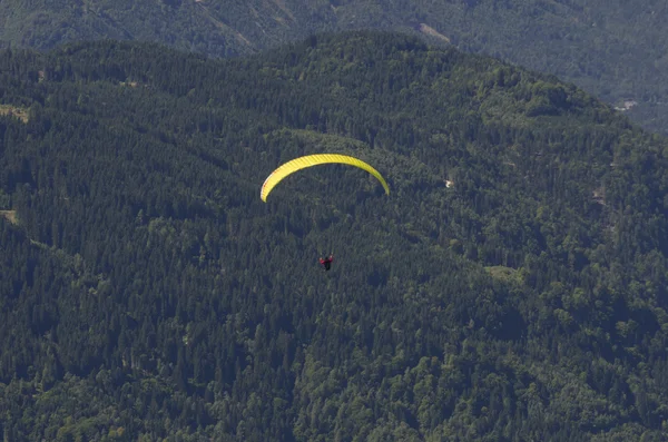 Paraglider över österrikiska Alperna — Stockfoto