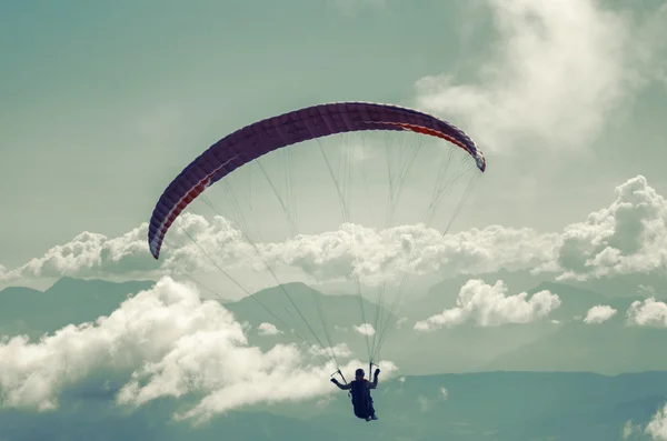 Foto vintage de un parapente sobre los Alpes — Foto de Stock