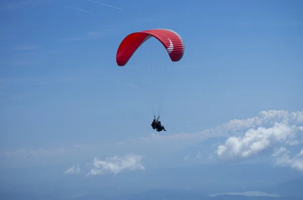 Parapente sobre los Alpes austríacos con cordillera Krawanken en segundo plano — Foto de Stock