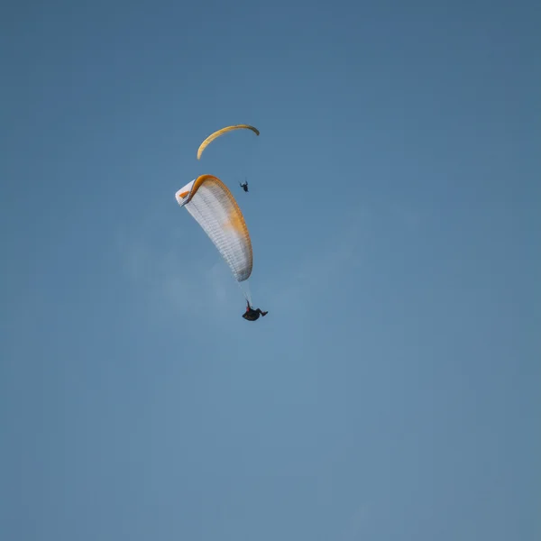 Paraglider over de Oostenrijkse Alpen met krawanken bereik op achtergrond — Stockfoto