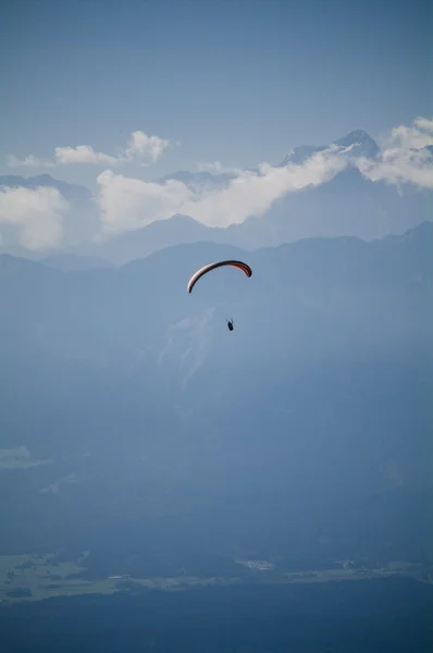 Paraglider över österrikiska Alperna med krawanken utbud på bakgrund — Stockfoto