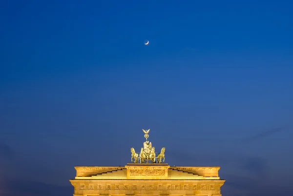 Luna sopra la Porta Brandeburgo, Berlino — Foto Stock