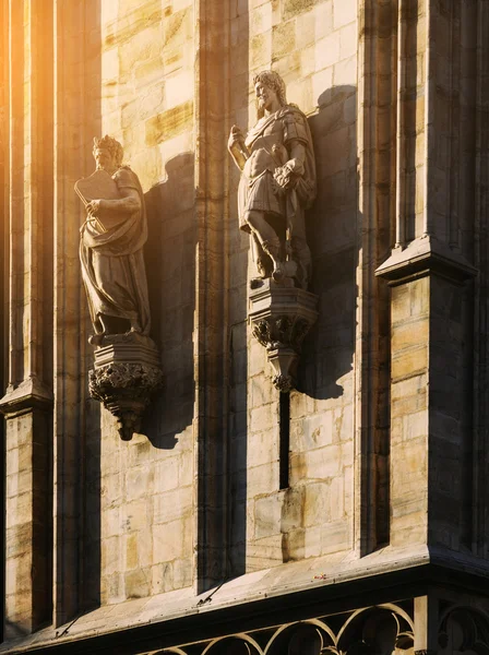 Rzeźba duomo milan w późno popołudniowe światło — Zdjęcie stockowe