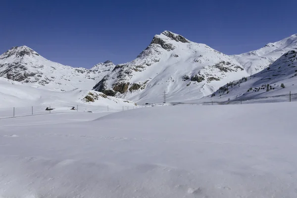 Bernina yakınındaki dağların görünümü — Stok fotoğraf