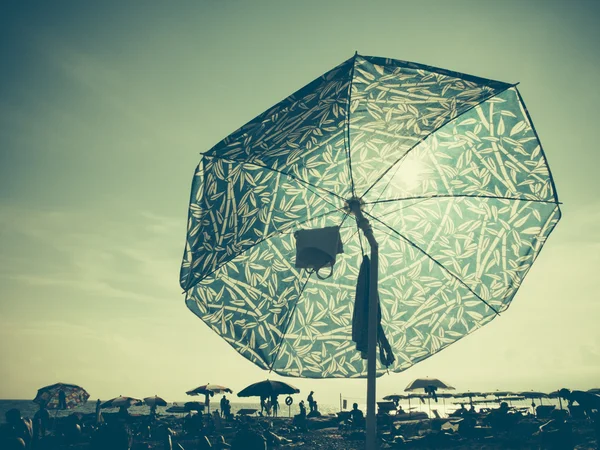 비치 우산을 통해 태양 스톡 이미지