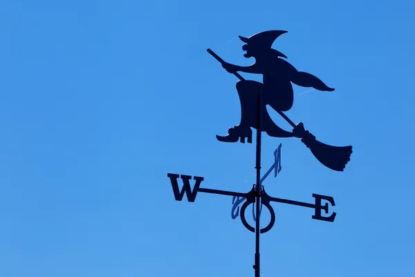 Wiedźma na miotle weather vane — Zdjęcie stockowe