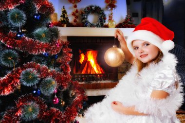 Noel ağacı, arka şömine süsleme Noel Baba şapkalı kız