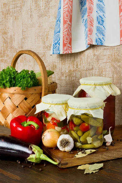 Verduras en vinagre en mesa de cocina — Foto de Stock