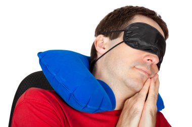 seyahat boyun yastığı ve bir armchai maske uyku uyuyan adam