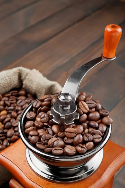 Kaffekvarn med kaffebönor — Stockfoto