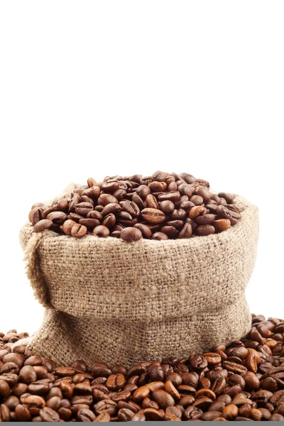 白のコーヒー豆とキャンバス袋 — ストック写真