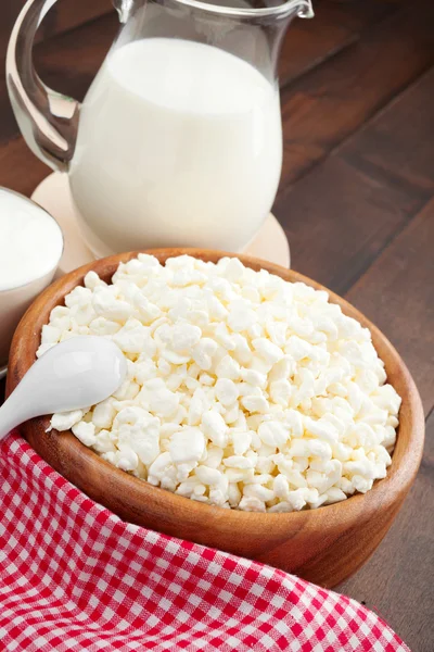 Cottage cheese in rustic wooden plate — Stock Photo, Image