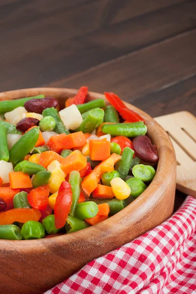 Verdure miste in ciotola di legno — Foto Stock