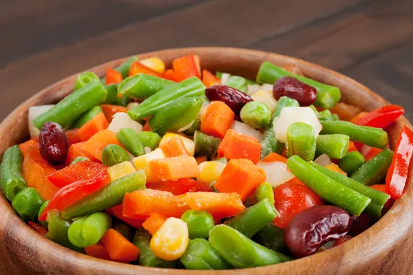 Legumes misturados em tigela de madeira — Fotografia de Stock