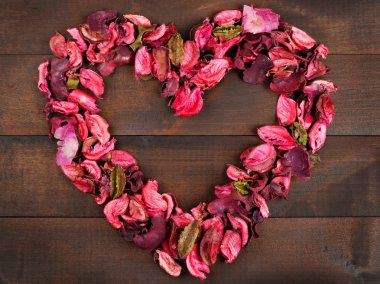 ahşap arka plan kalp şekli oluşturan çiçek yaprakları
