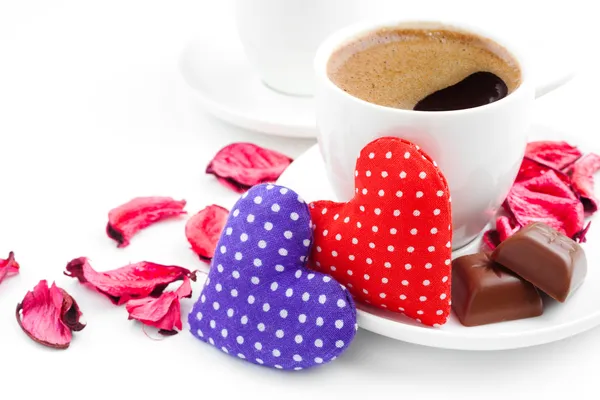 Dos tazas de café, corazones, pétalos de rosa y caramelos de chocolate para V — Foto de Stock