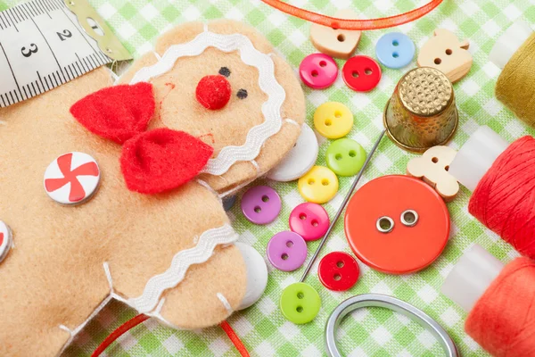 Nähset und handgemachter Lebkuchenmann aus Stoff — Stockfoto