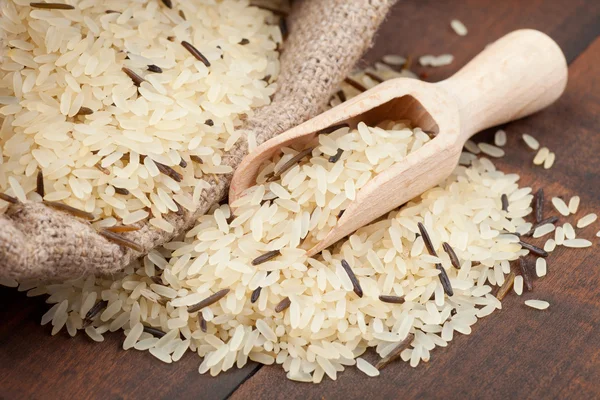 Arroz en saco de arpillera — Foto de Stock