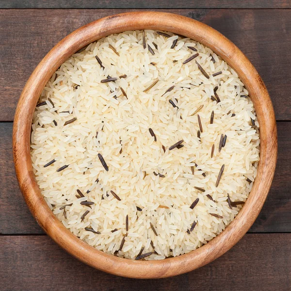 Riz blanc et sauvage dans un bol en bois sur une table de cuisine — Photo