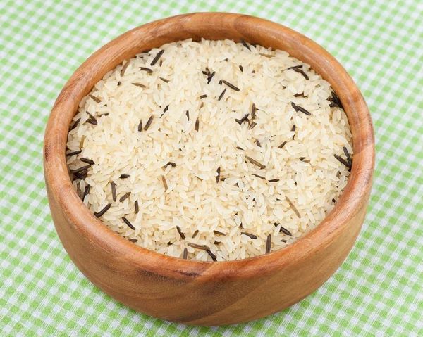 Arroz branco e selvagem em tigela de madeira na mesa da cozinha — Fotografia de Stock