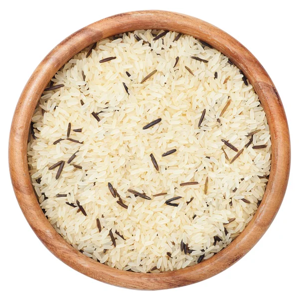 Grão de arroz não cozido em tigela de madeira, isolado — Fotografia de Stock