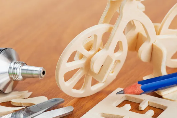 Drewniany rower zabawka - zestaw konstrukcyjny rzeźbione — Zdjęcie stockowe