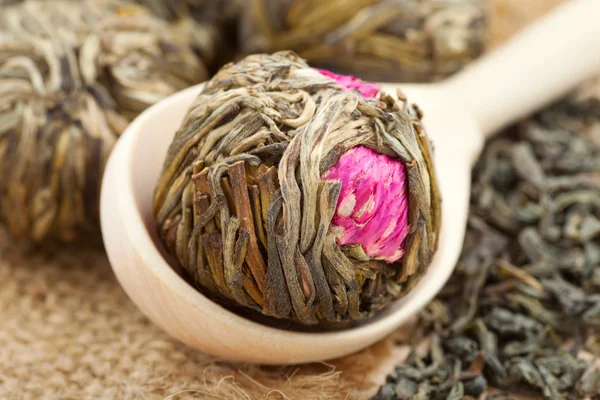 tahta kaşık çiçek topla yeşil çay