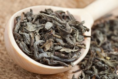 tahta kaşık ve çay yaprakları yeşil çay