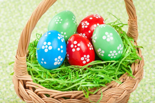 Uova di Pasqua nel cestino — Foto Stock