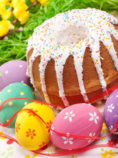 Gâteau de Pâques et oeufs — Photo