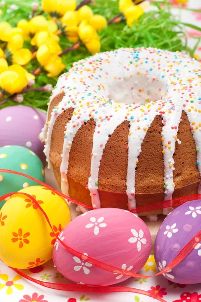 Velikonoční dort a vejce — Stock fotografie