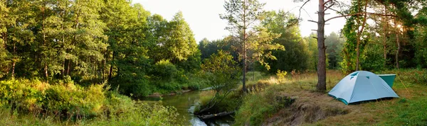 Namiot kempingowy nad brzegiem rzeki w lesie — Zdjęcie stockowe