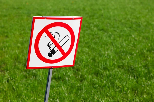 Rauchverbot auf grünem Gras-Hintergrund — Stockfoto