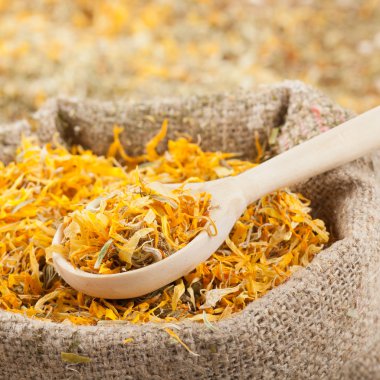 Şifalı otlar, bitkisel ilaç ve ahşap Kepçe çuval