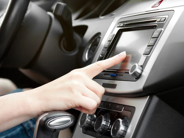 Finger på instrumentpanelen med gps panel och tv, dvd, audio system — Stockfoto