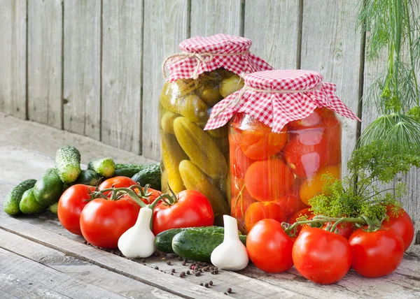 Tomates enlatados y pepinos en escabeche, vegeta conservada casera —  Fotos de Stock