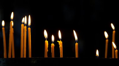 bir kilisede birkaç uzun boylu mumlar yaktı