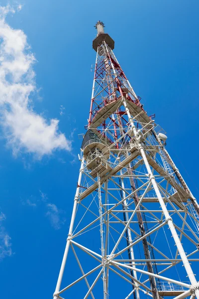 Telecommunication tower on blue sky — Stock Photo, Image