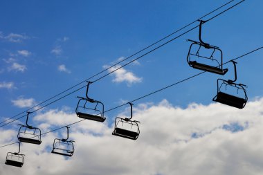 sandalye asansörü, mavi gökyüzü arka plan üzerinde teleferik