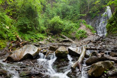 yağmurlu havalarda şelale