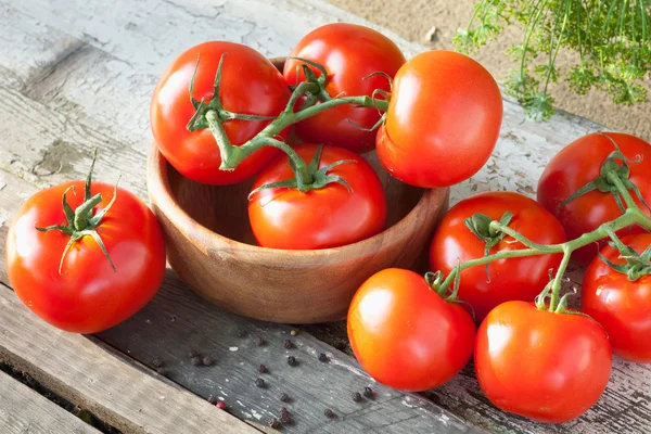 Pomodori rossi su tavola di legno — Foto Stock