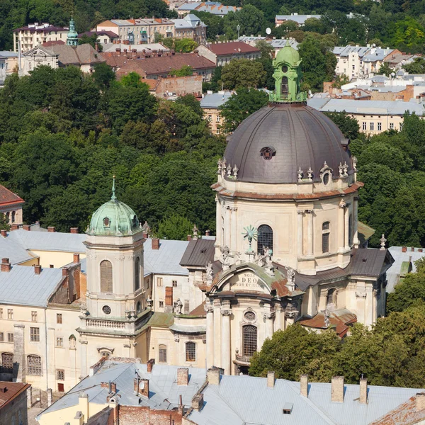 Draufsicht auf die Stadt Lwow aus der Höhe. Dominikanerkathedrale. — Stockfoto