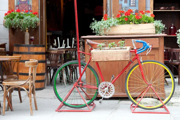 Old bicycle carrying flowers — Stock Photo, Image